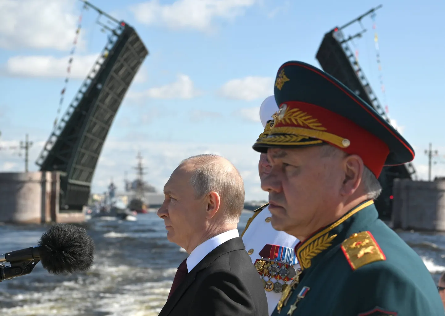 President Vladimir Putin ja kaitseminister Sergei Šoigu mereväe paraadil Peterburis 2023. aasta suvel.