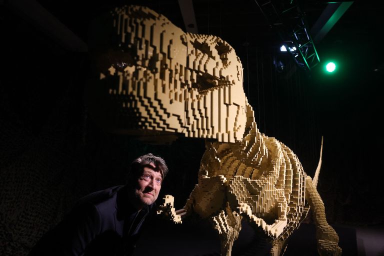 Nathan Sawaya üheks aeganõudvamaks tööks oli kuus meetrit kõrge türannosaurus, mille ehitamiseks kasutas ta üle 80 000 LEGO klotsi.
