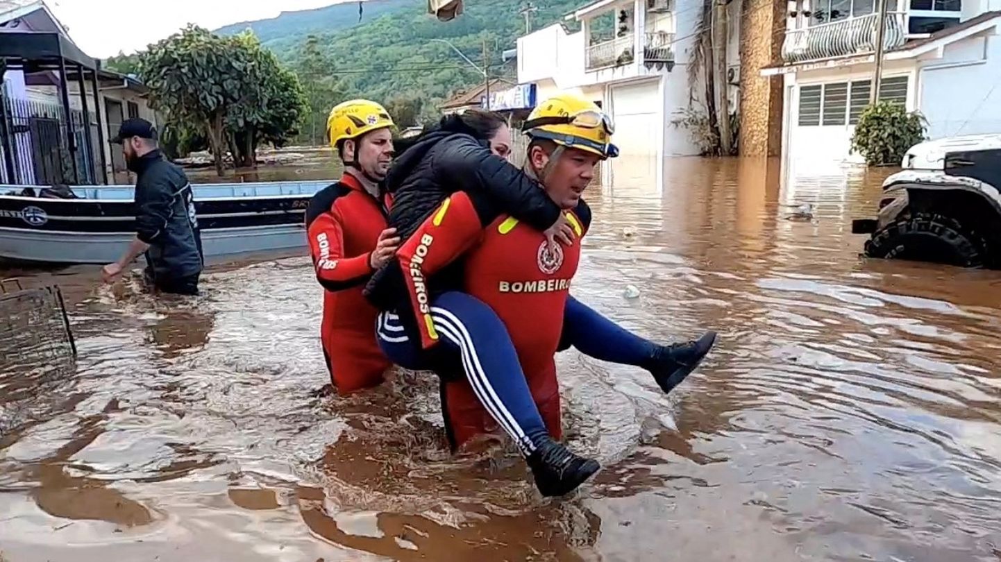Päästetöötajad tegutsemas Brasiilias Rio Grande do Suli osariigi tulvapiirkonnas