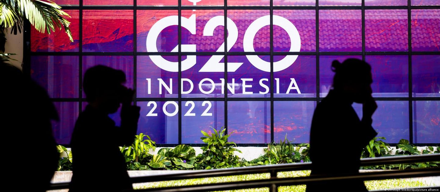Вывеска с логотипом саммита G20 в Индонезии