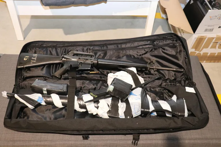 Maksu- ja tolliameti ametnikud leidsid valgest kaubikust treilersõidukil kaks automaattulirelva, 178 laskekõlbulikku padrunit ja umbes 100 kilo pulbrilist ainet.