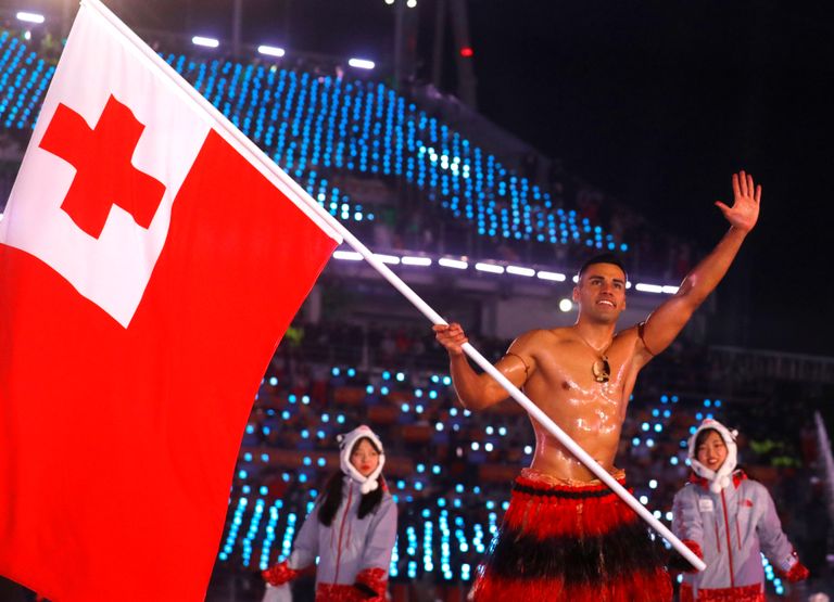 Экзотичный лыжник из Тонга Пита Тауфатофуа опять заставил весь мир говорить о себе, пройдя на церемонии открытия Олимпиады-2018 с голым торсом в мороз.