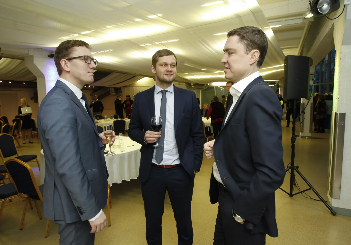 Taavi Rõivas ja Remo Holsmer andsid erakonna juhivalimistel oma allkirja Kristen Michalile.