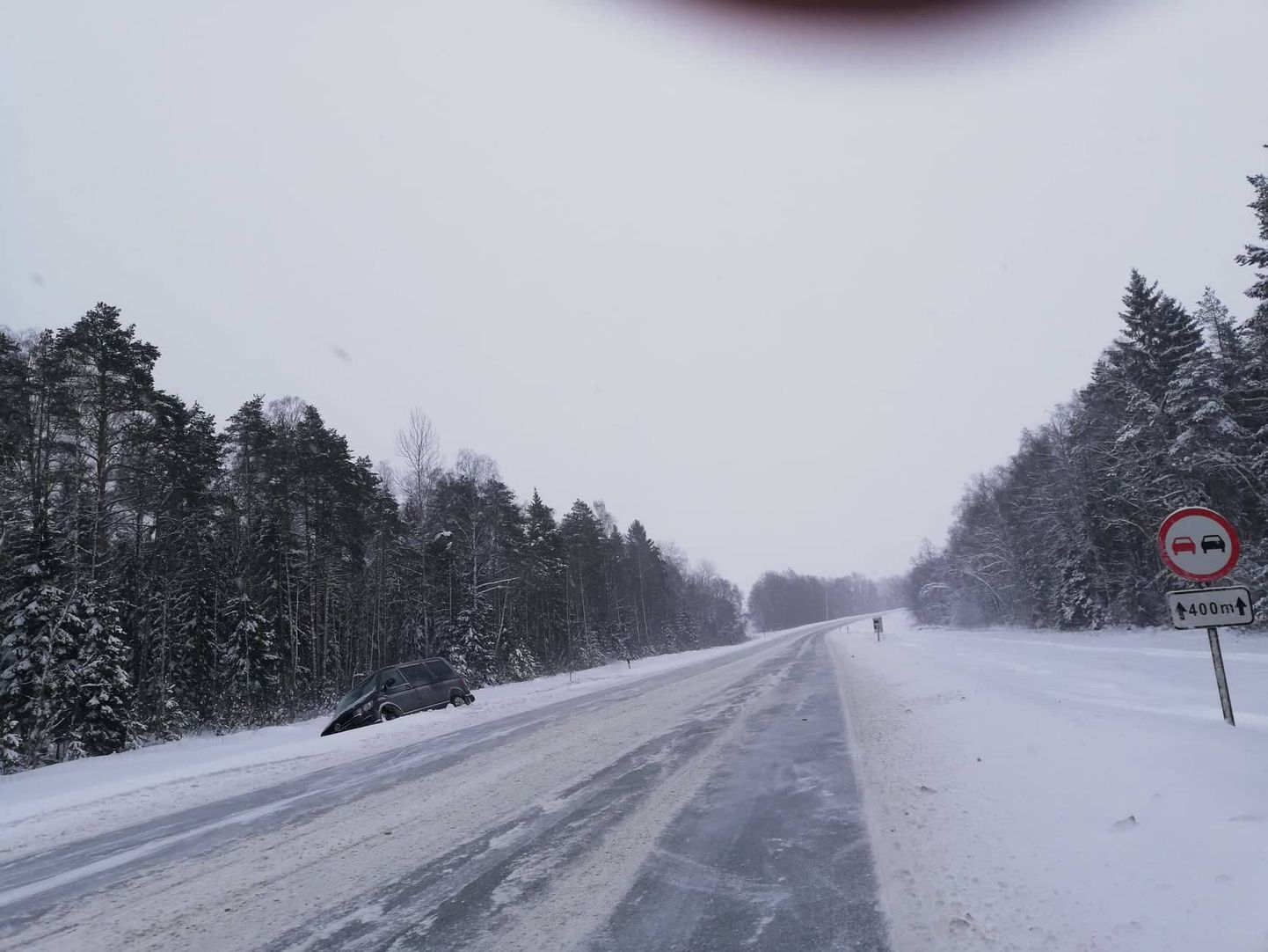 Tallinna-Tartu maanteel Võõbus on auto kraavi sõitnud.
