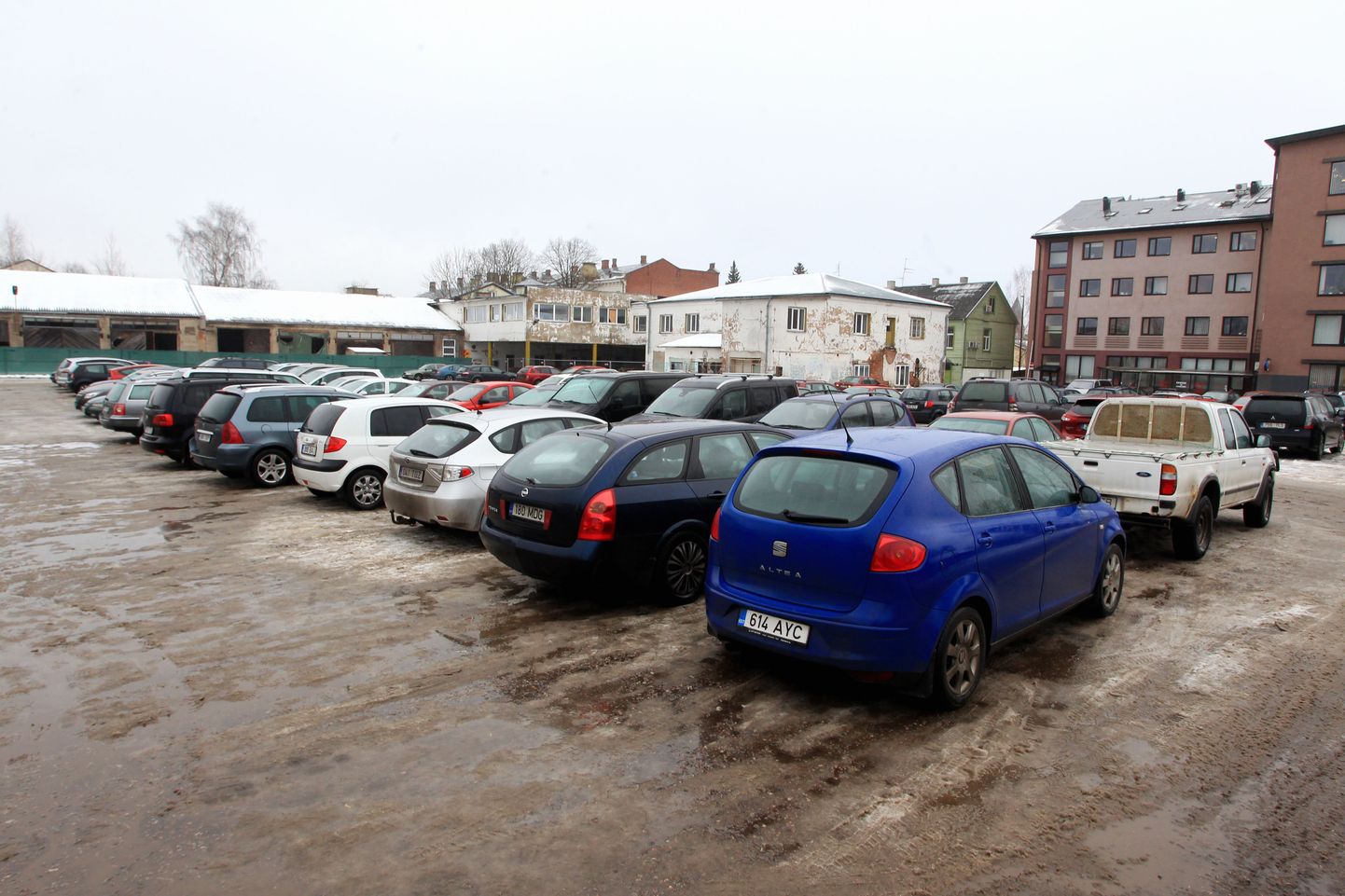 Olukord Tiigi 67 asendusparklas ei ole just kiita, parkimiskohti jääb endiselt vajaka.