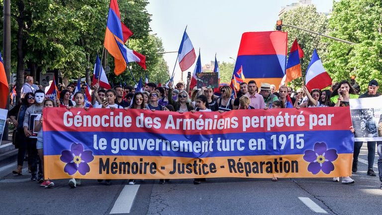 День геноцида армянская диаспора отмечает шествиями в разных городах мира. Шествие в 2018 году в Марселе