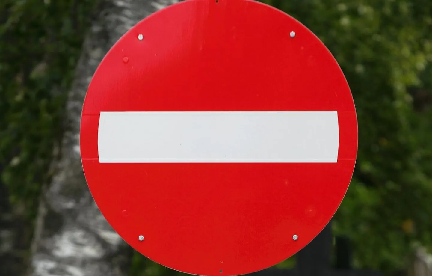 Liiklusmärk "sissesõidu keeld". Foto on illustreeriv.