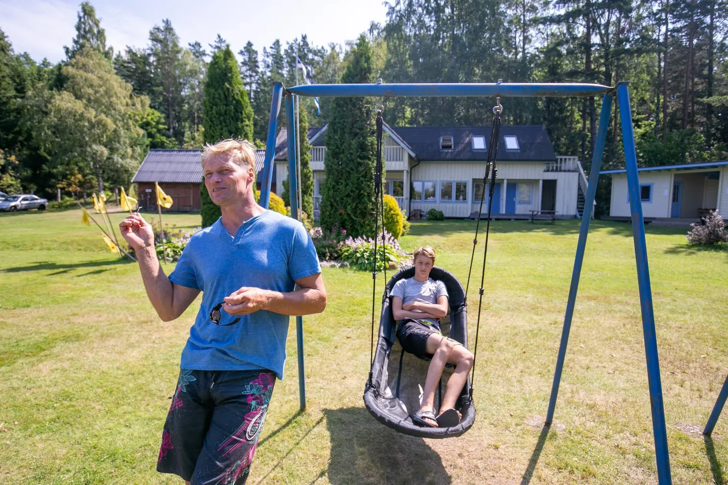 Tarmo Alt ja tema poeg Randolf hoiavad laagril silma peal ja naudivad õuel suure­pärast suve­ilma.