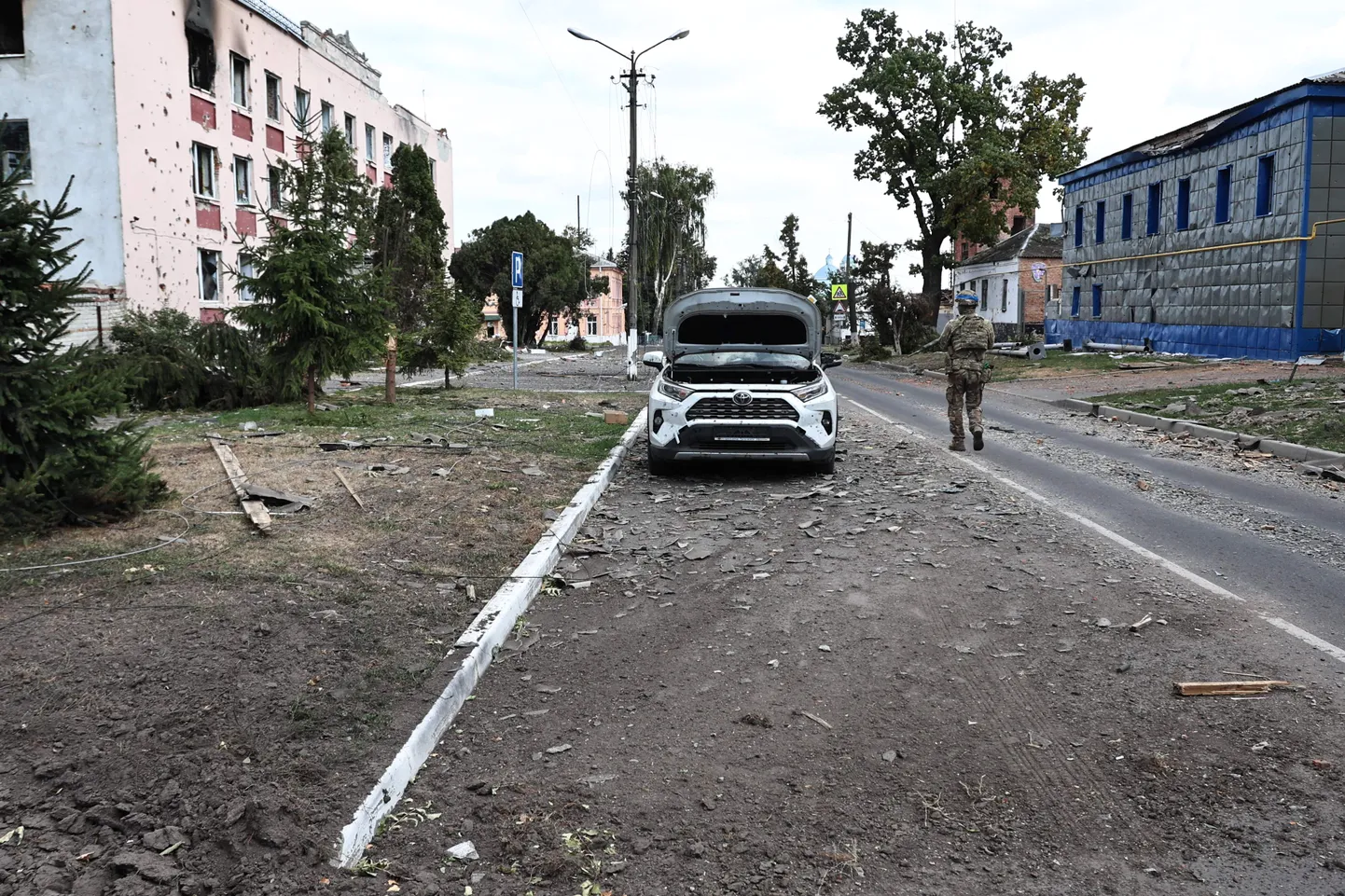 Ukraina sõdur kõnnib eile Venemaa Kurski oblastis Sudža linna tänaval.