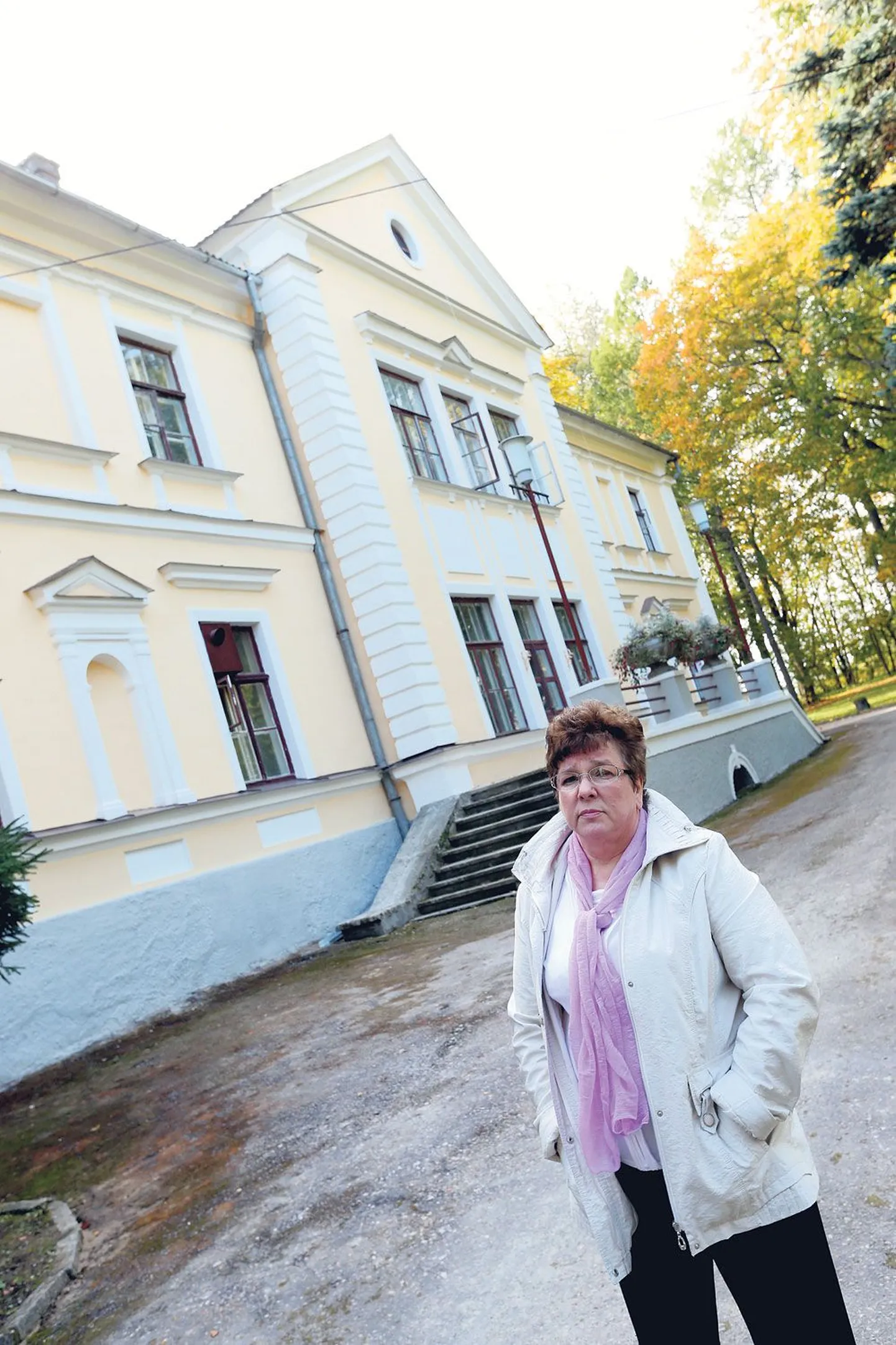 Hooldekodu juhataja Anne-Aime Soeson seisab korrastatud maja ees, selja taga mõisaajast pärit lillepostamendid, millesse on endiste omanike von Fuchside mälestuseks istutatud fuksiad.