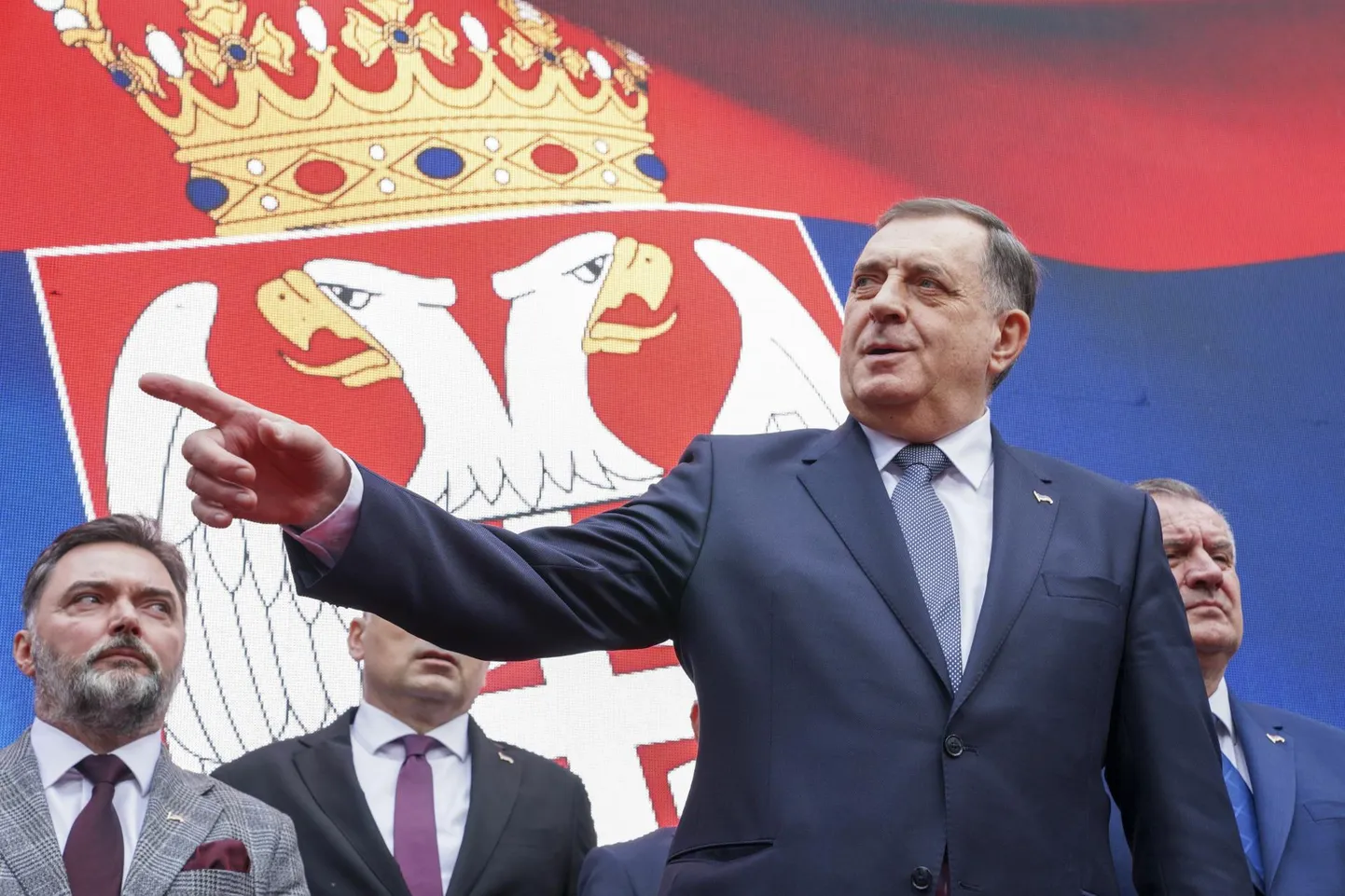 Bosnia Serblaste Vabariigi president Milorad Dodik pärast vangi mõistmist ja ametis jätkamise keelu saamist Banja Lukas toetajate ees.