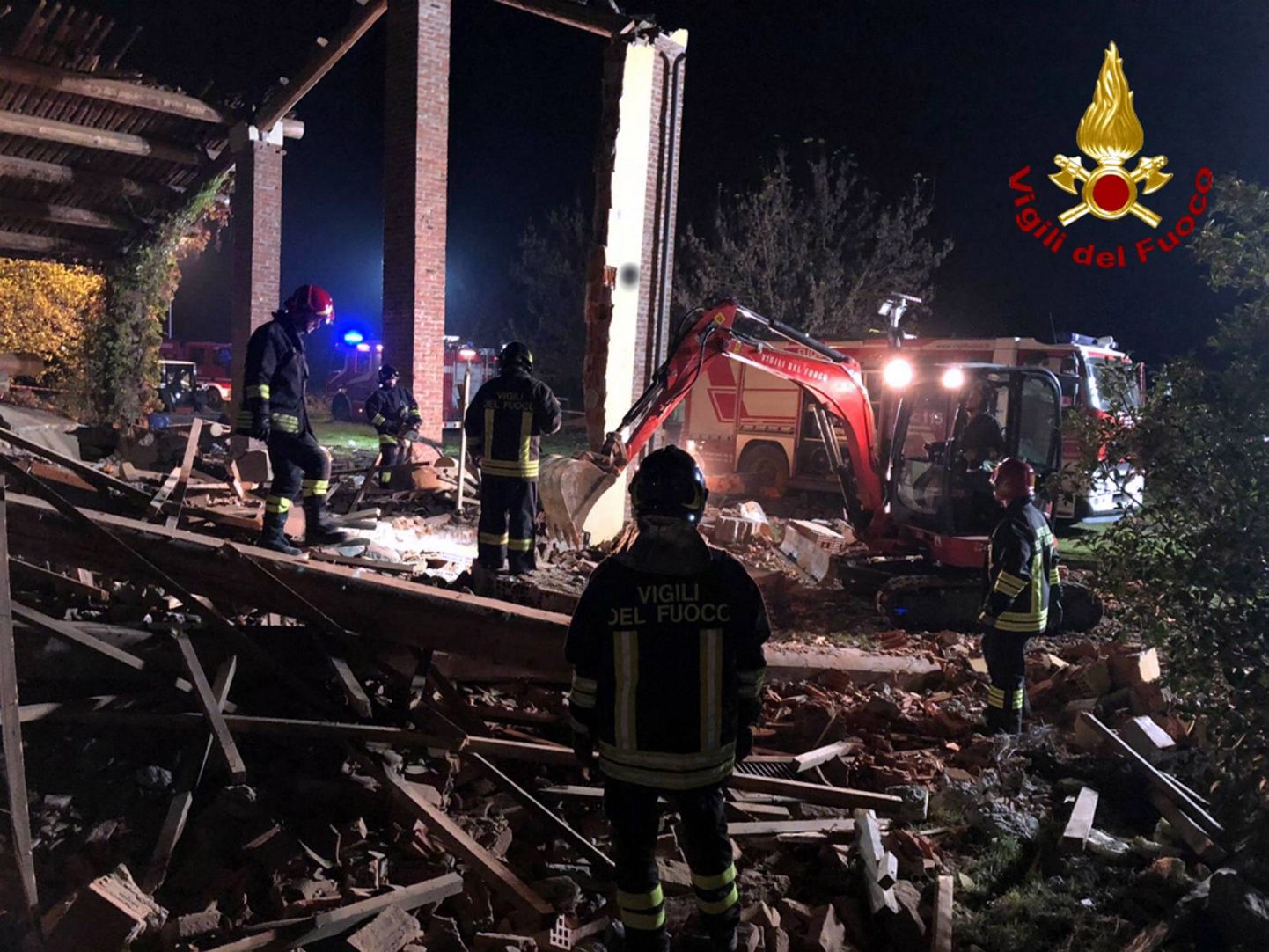 Tahtlikus plahvatuses purunenud taluhoone Itaalias Piedmontis. Hukkus kolm tuletõrjujat.