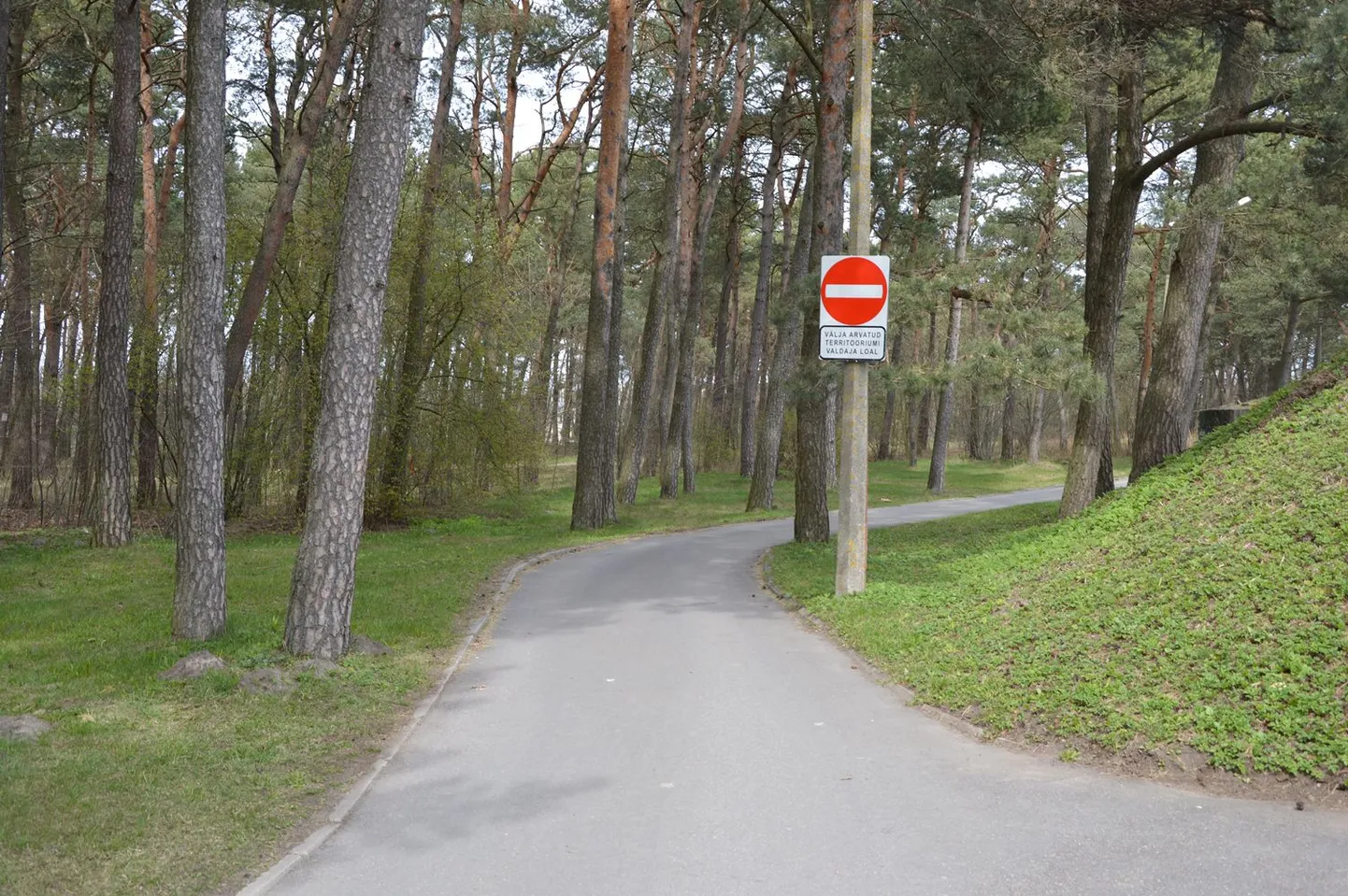 Kuna autojuhid keelumärki ei austa, siis suurendatakse märgi veenvust tõkkepuu abil.