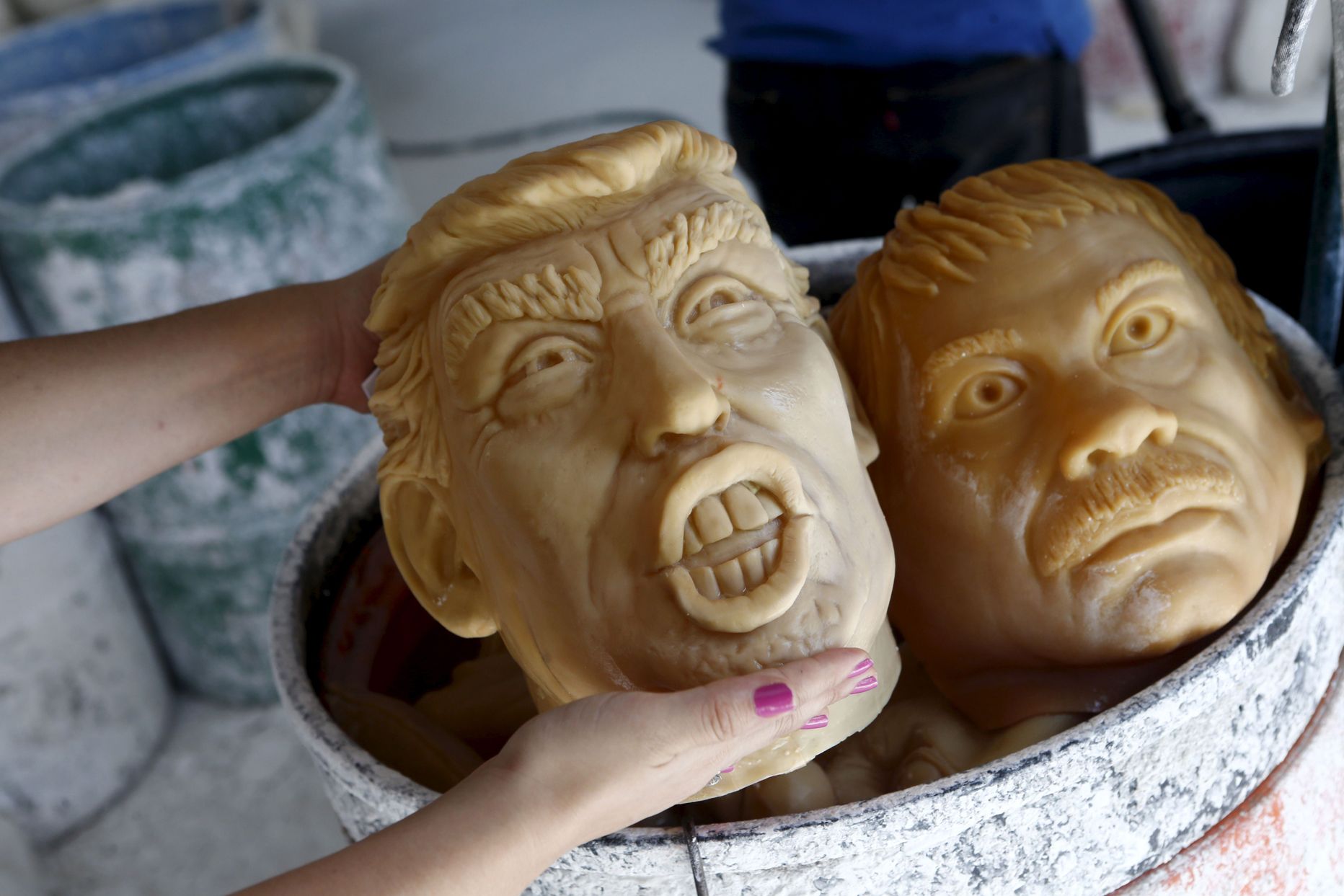 Trumpi mask müügil Mexico Citys kõrvuti kohalik narkoparuni Joaquin «El Chapo» Guzman maskiga.