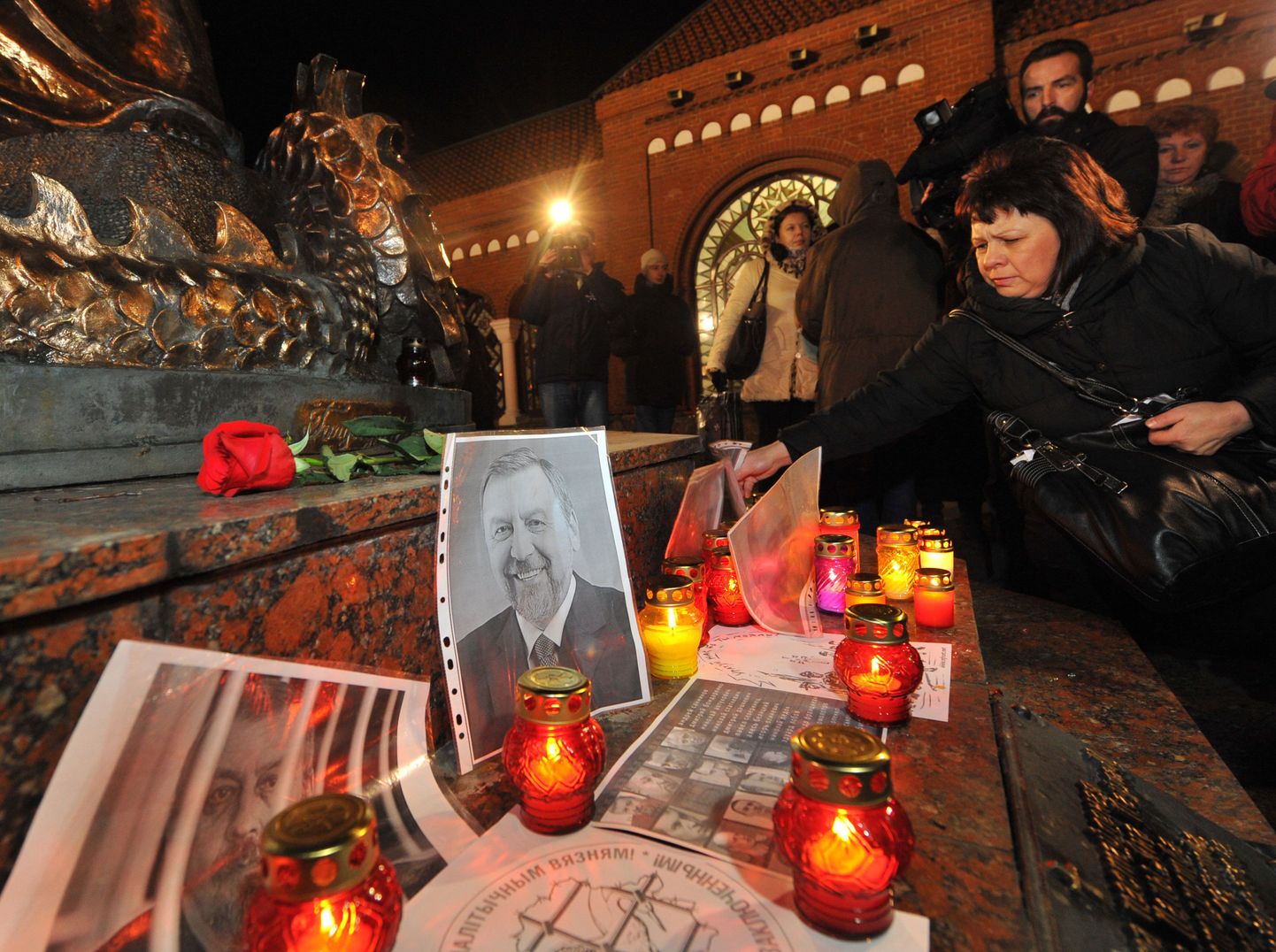 Küünlad ja poliitvangide fotod Minskis. Esiplaanil paistab endise presidendikandidaadi Andrei Sannikovi pilt.