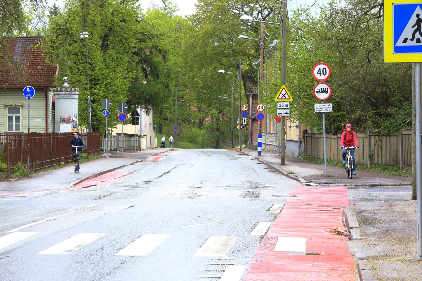 Pildil värskelt maha märgitud jalgrattatee Näituse tänaval lõpeb liiklusmärgiga.