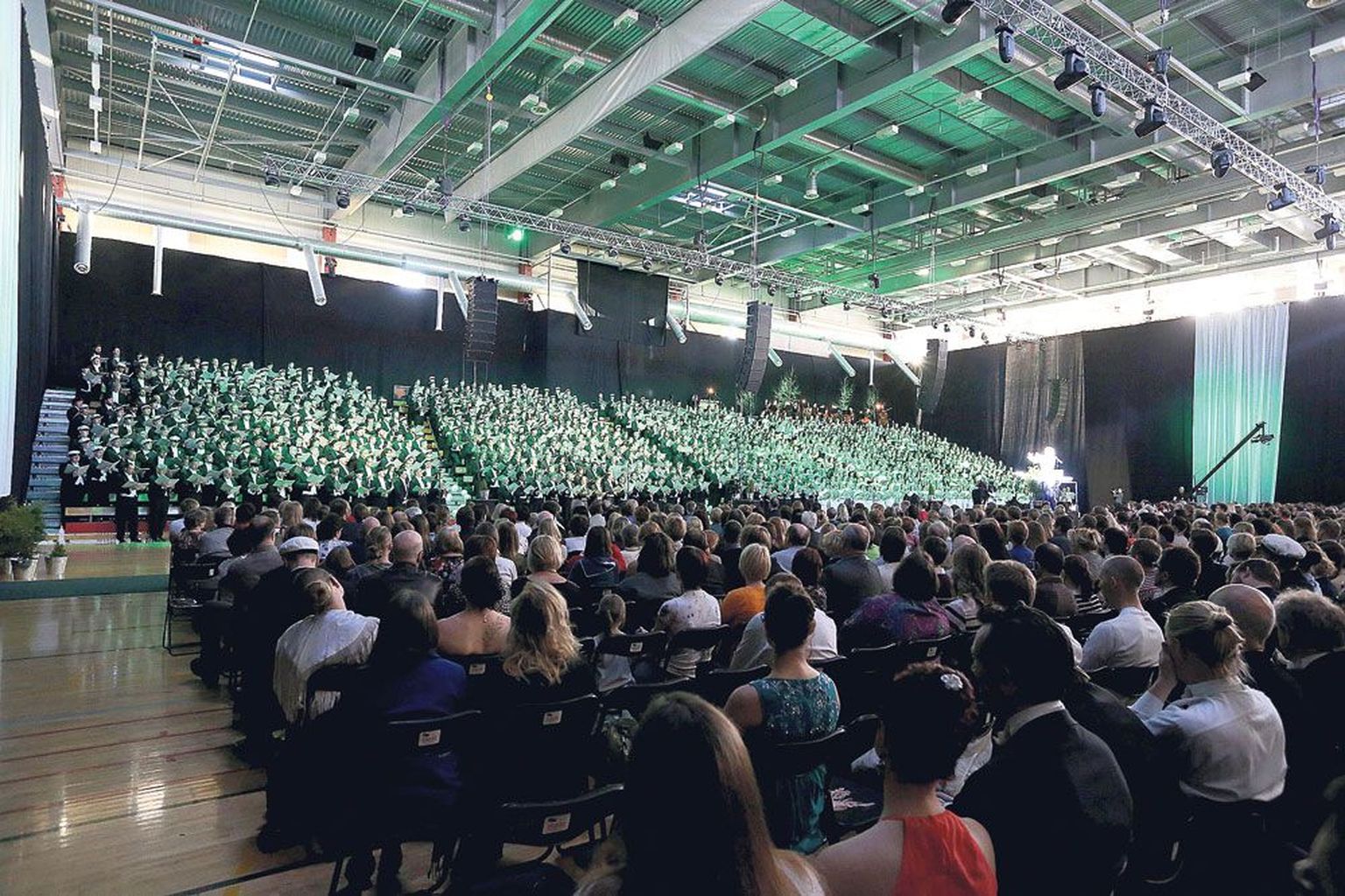Spordihalli saalis laulis Triin Kochi (pildil paremal) dirigeerimisel üle 1100 laulja publikule, keda oli 1000–1300.