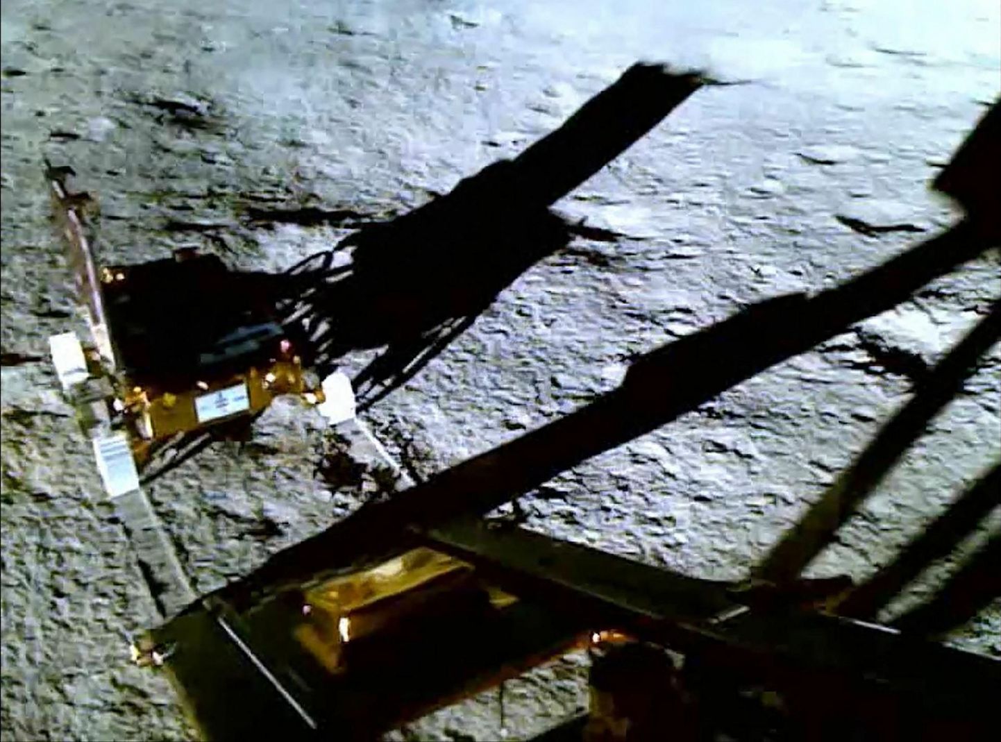 Missiooni Chandrayaan-3 kulgur Pragyan on edukalt tööle hakanud. Pildil Pragyan 25. augustil Kuu pinnal.