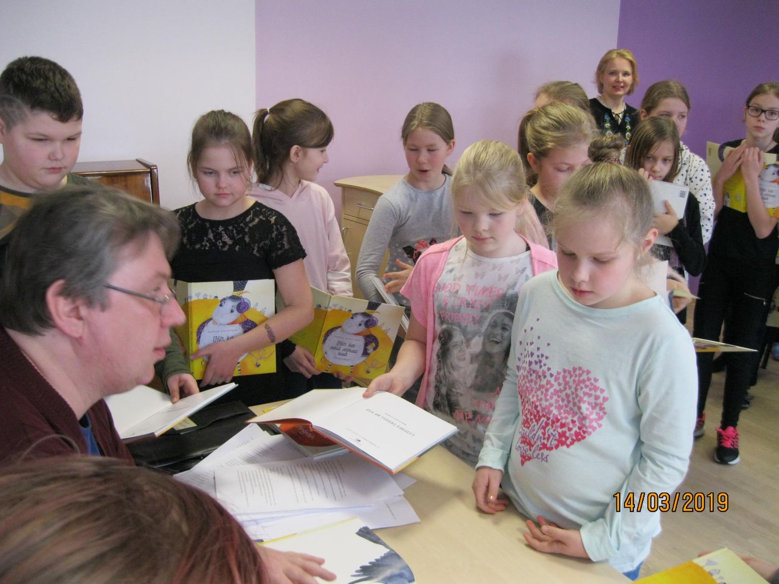 Raeküla kooli keeltenädal kohtuti lastekirjanik Markus Saksatammega.
