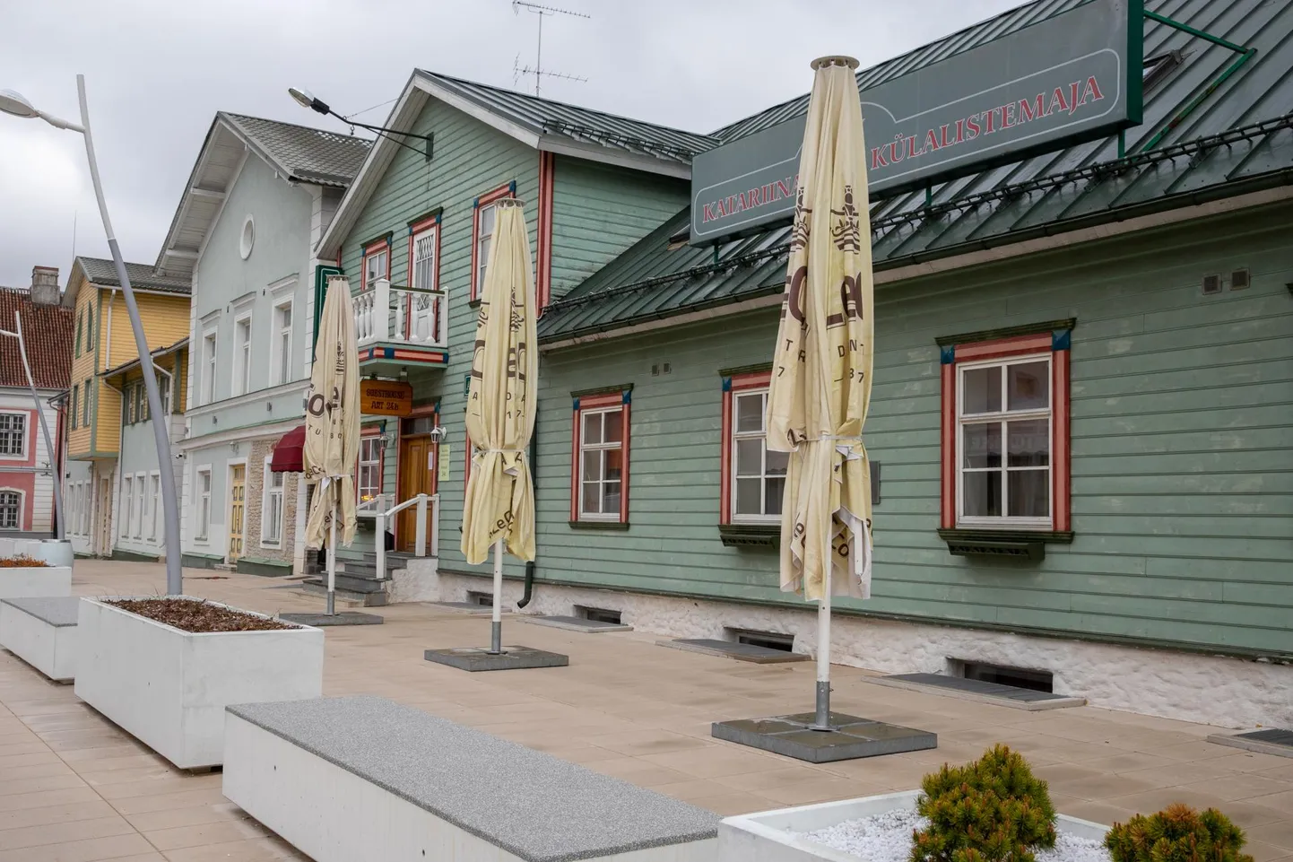 Rakveres Pikal tänaval asuv Katariina Kelder avab siis, kui päike sooje kiiri heidab, suvekohviku. Varjud on juba paika seatud.