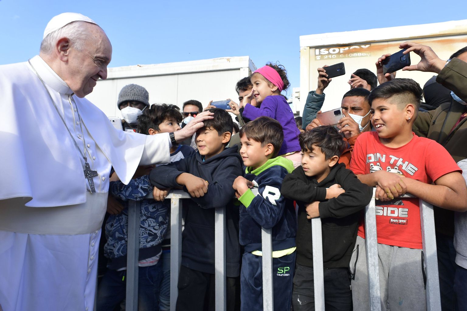 Paavst Franciuscus Mytilene pagulaslaagris lastega kohtumas.
