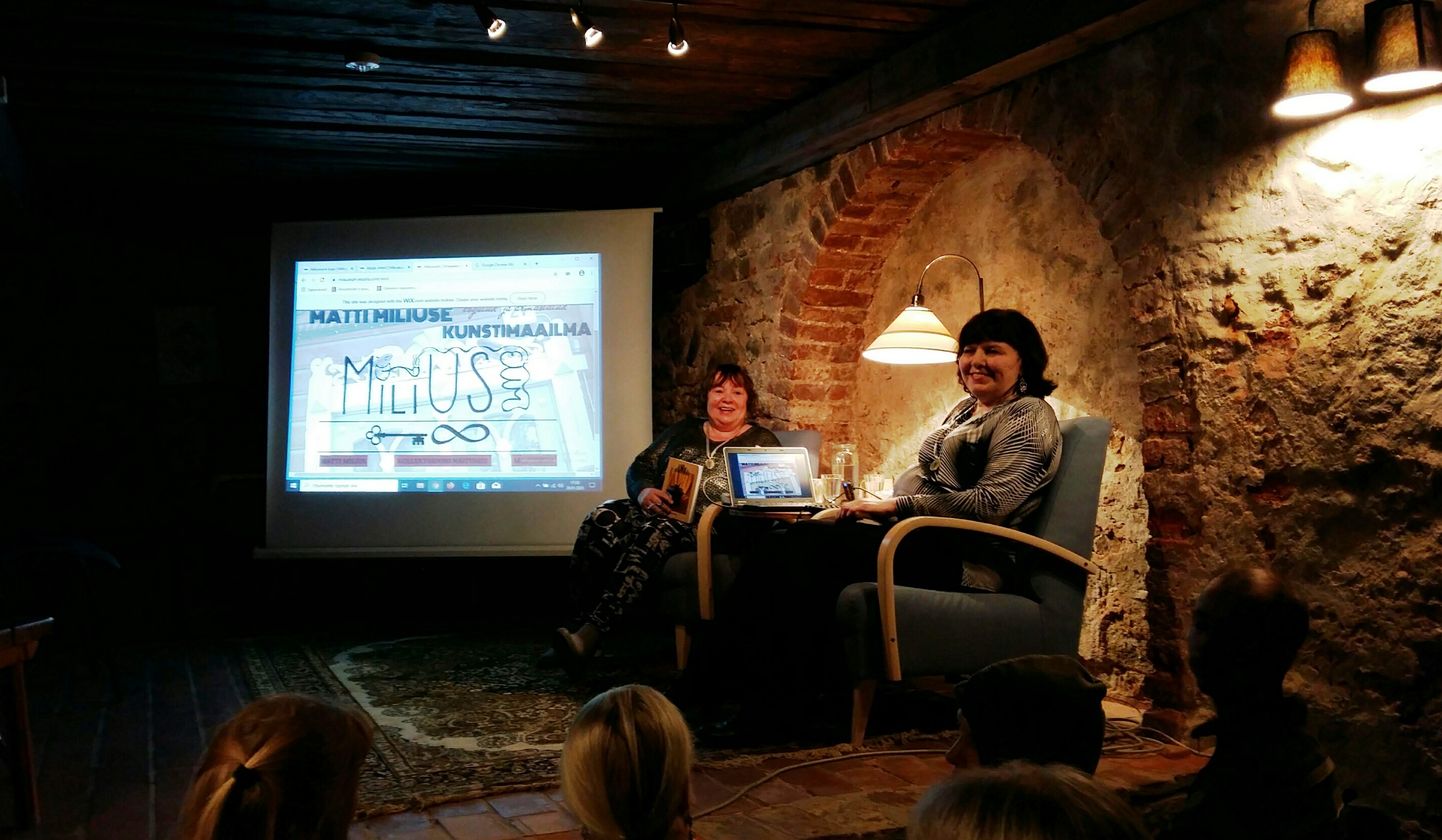 Raamatu «Künkal» esitlusel 29. jaanuaril Tampere majas keldris Tartus vestlesid kuulajate ees Imbi Paju (vasakul) ja Renna Aretha Ali.