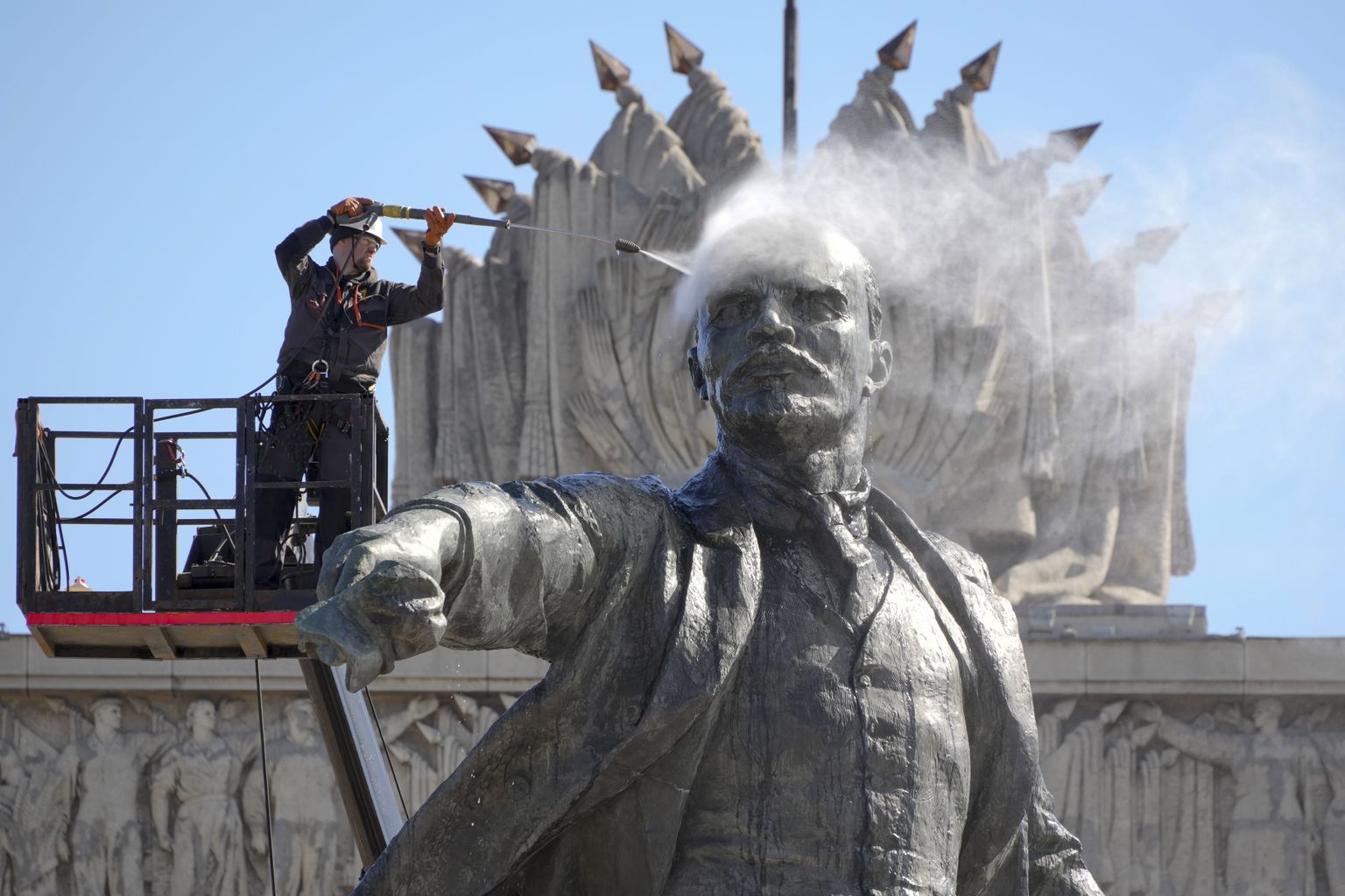 Vene bolševiku Vladimir Iljitš Lenini kuju puhastamine Peterburis 21. aprillil 2022 ta 152. sünniaastapäeva auks, mis oli 22. aprillil 2022