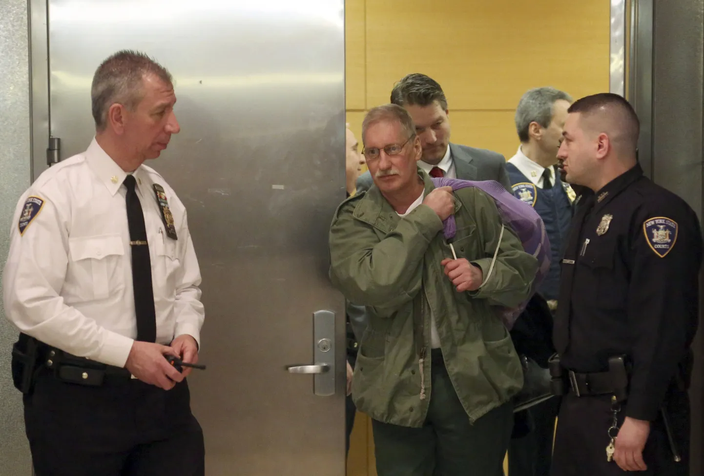 David Ranta (keskel) astumas välja New Yorgi Brooklyni kohtumajast