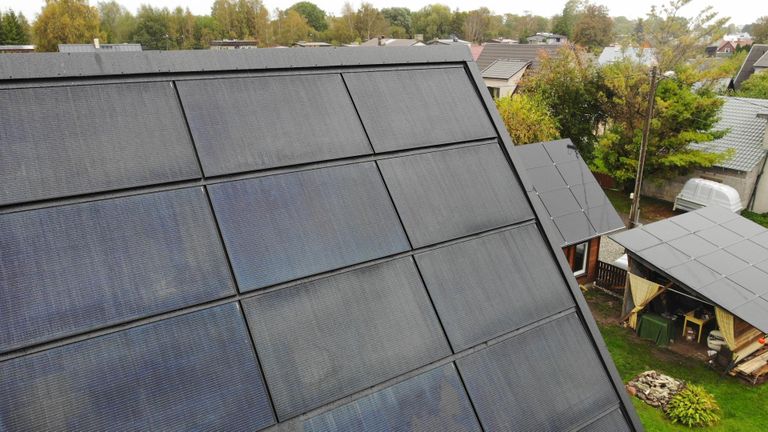 Päikesepaneelid katavad ühtlaselt kogu katuse pinna.