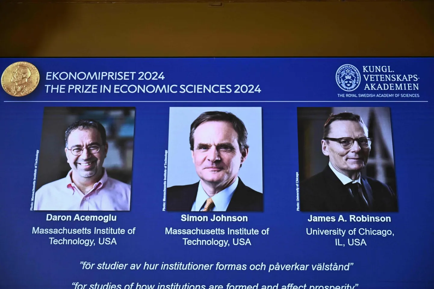 Tänavused Nobeli majanduspreemia laureaadid (vasakult paremale) Daron Acemoglu, Simon Johnson ja James Robinson.