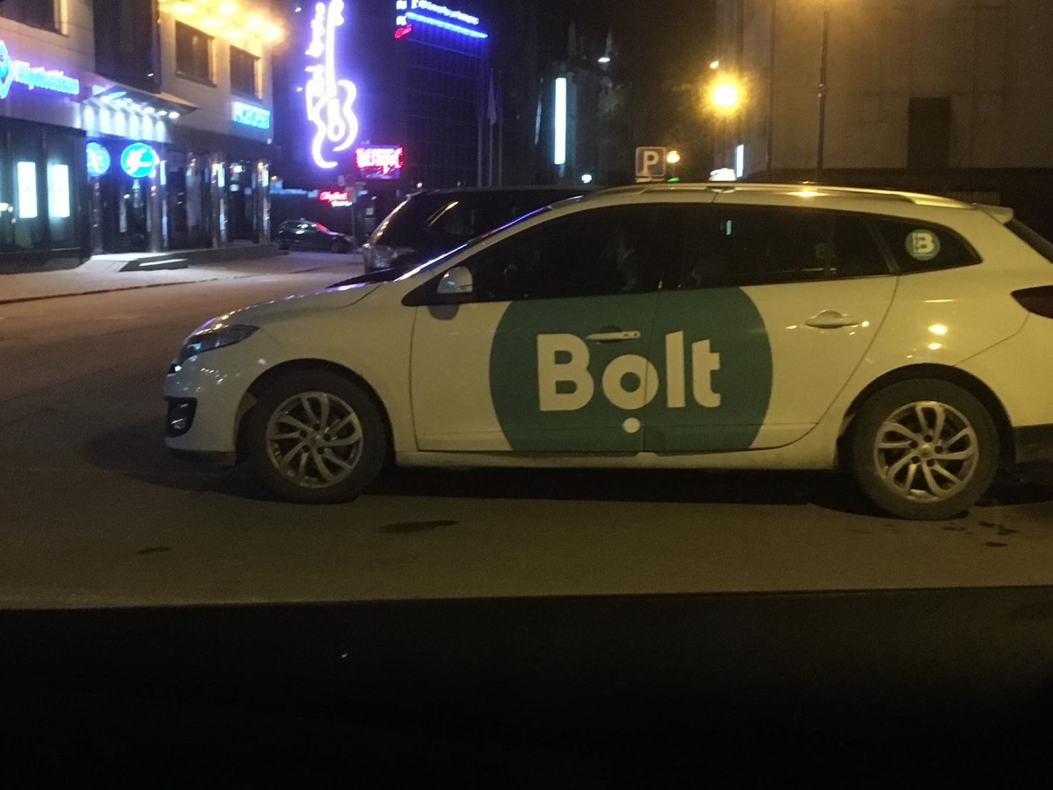 Такси с логотипами Botl на тартуской таксостоянке нарушают закон.