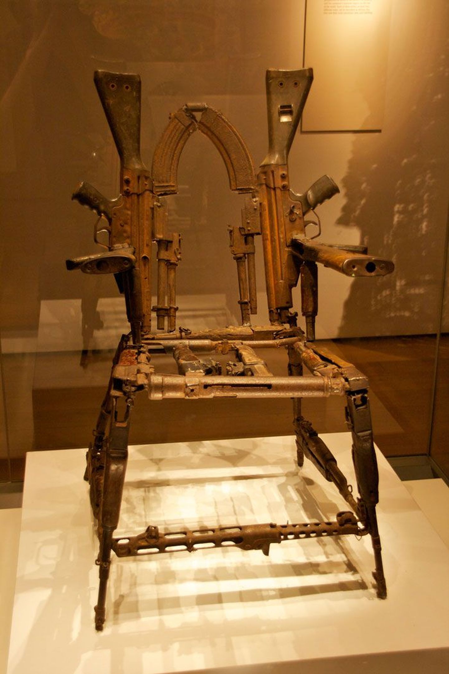 Tulirelvadest kokku keevitatud tool meenutab traditsioonilist hõimupealiku trooni.