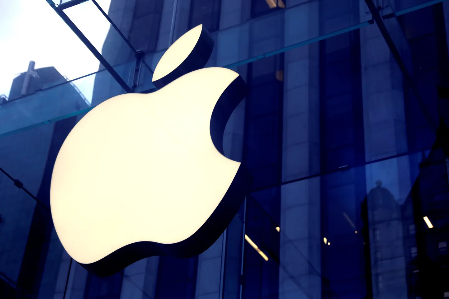 Apple logotips uz veikala fasādes Ņujorkā