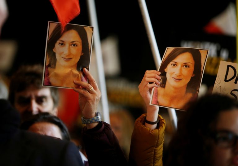 Meeleavaldajad mõrvatud ajakirjaniku Daphne Caruana Galizia fotodega korruptsioonivastasel meeleavaldusel Vallettas läinud laupäeval.