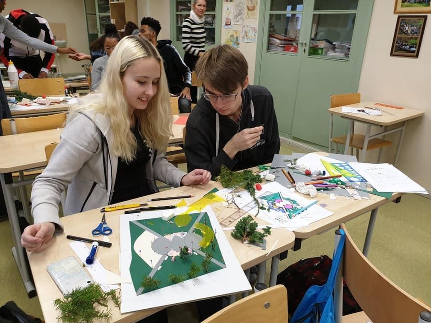 Erasmus+ projekti raames teevad ühisgümnaasiumis viibivad projektipartnerid koos Eesti õpilastega Siinmaa pargi arendusplaanide makette.
