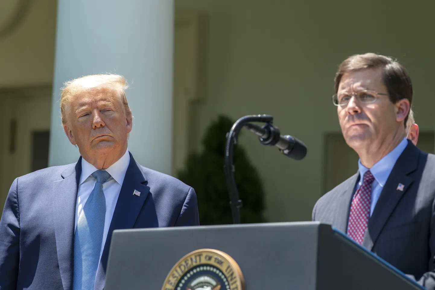 USA president Donald Trump kuulamas kaitseminister Mark Esperi esinemist Valge Maja pressikonverentsil.