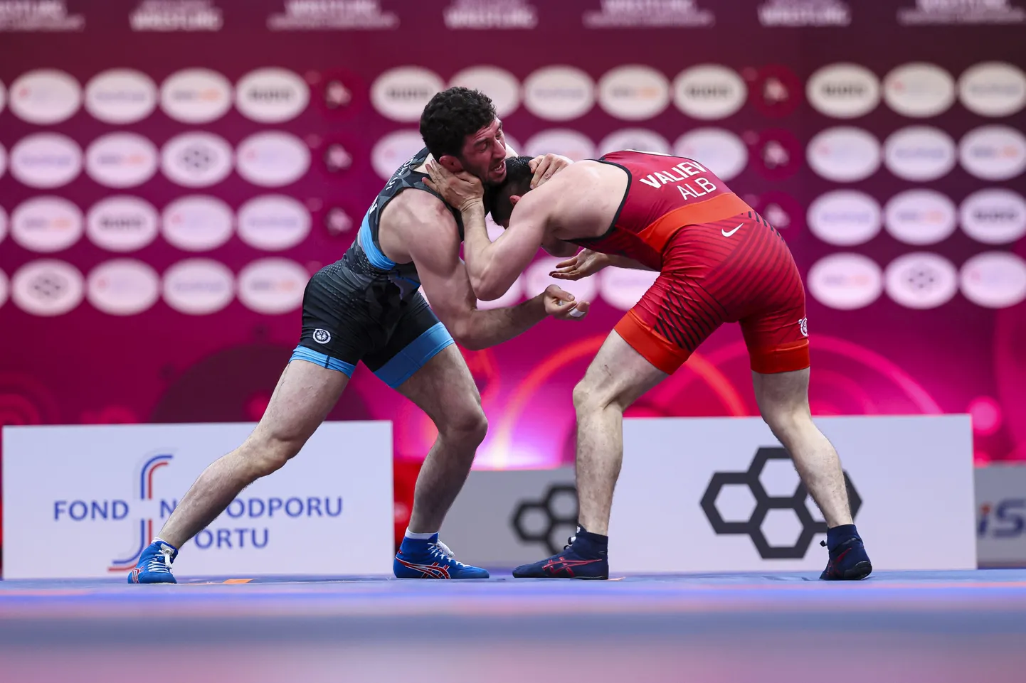 Чермен Валиев (справа) победил Заурбека Сидакова и стал чемпионом Европы.