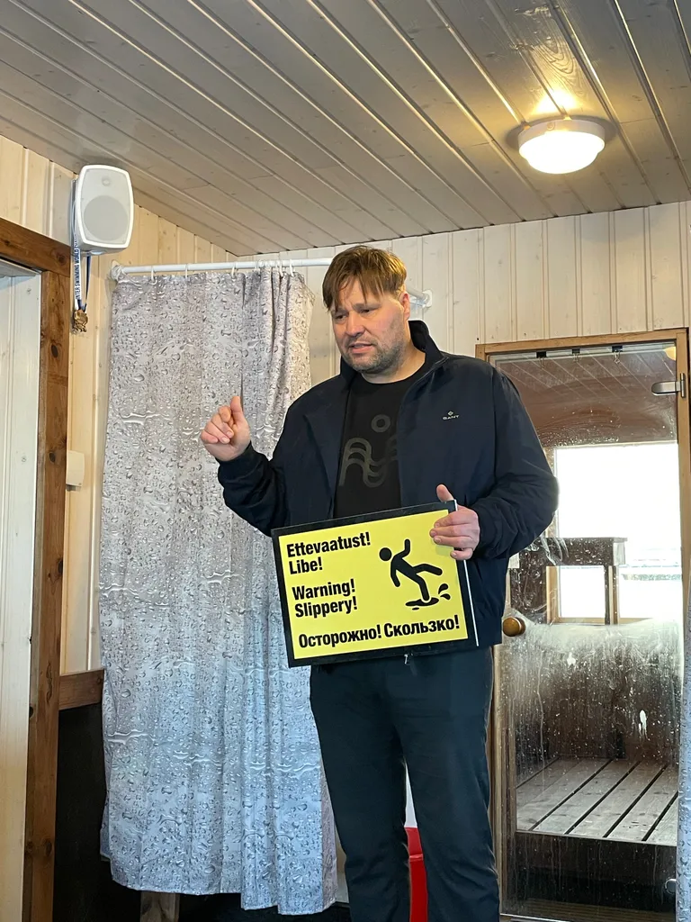 Hannes Viherpuu hoiatab: kõik on libe! Nii jäised trepiastmed kui põrandapinnad.