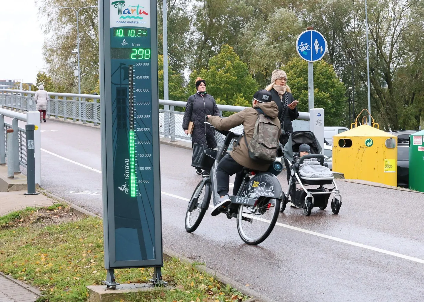 Kõrghooaeg on läbi, kui jalgratturitest pole Tartus endiselt puudu. Seda tõestab ka eile Turusilla jalgratturite loenduri juures tehtud pilt.