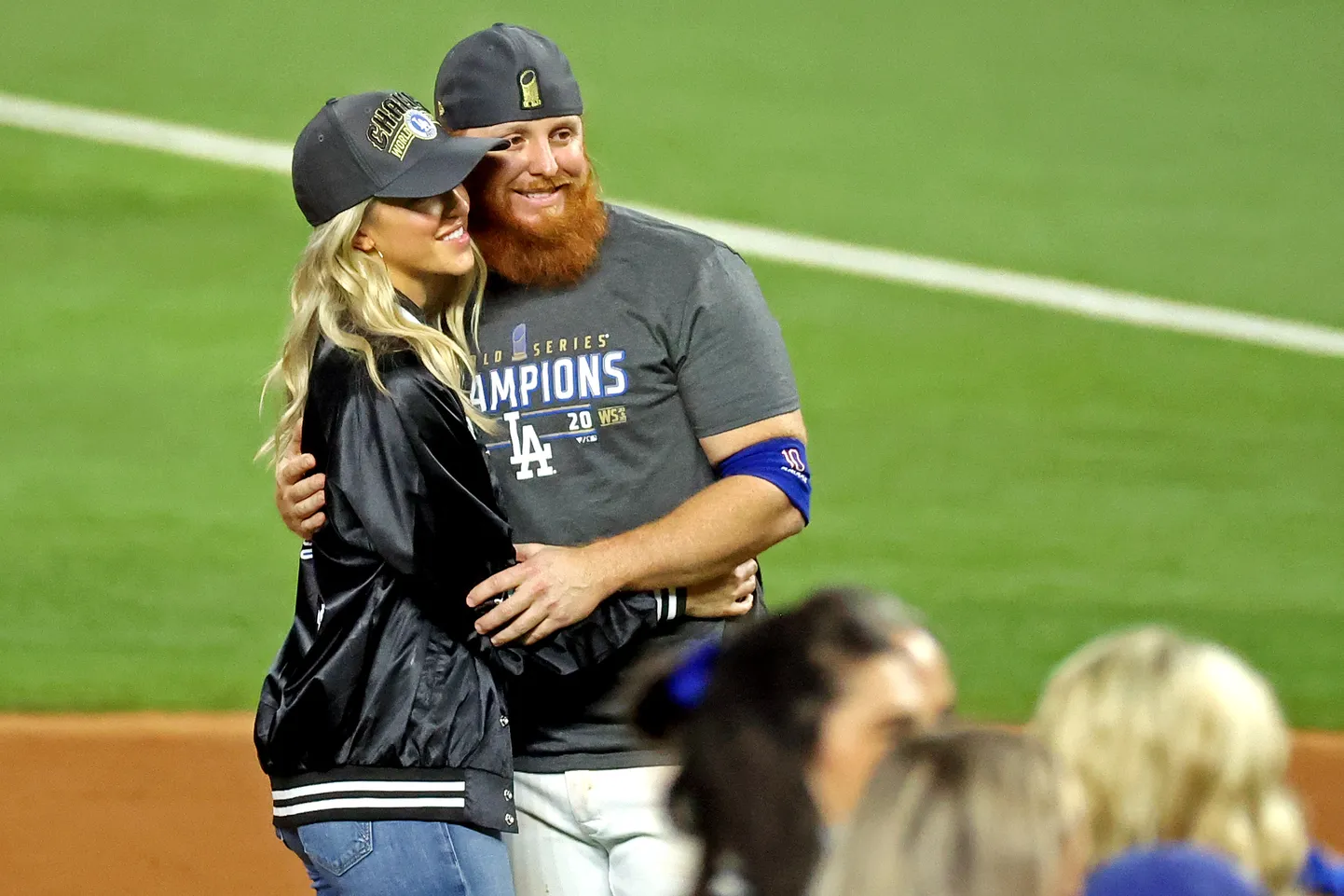 Koroonahaige Justin Turner poseerib koos abikaasaga.
