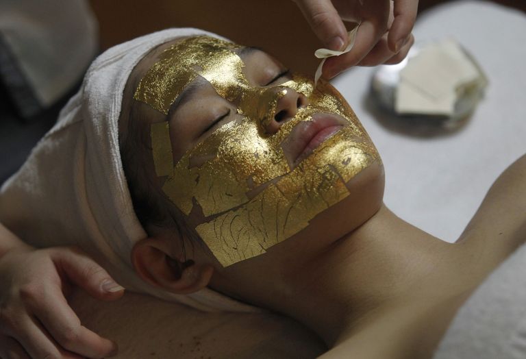Kliendi nägu on kaetud kullaga. Allikas: Reuters
