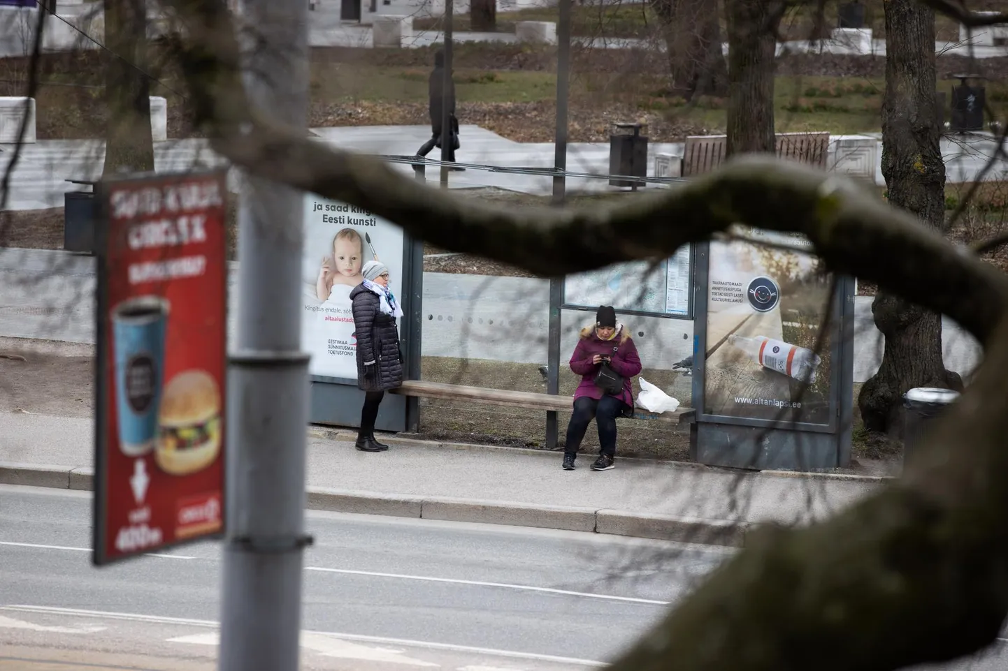 2+2-reegel asendub turvalise distantsi hoidmise nõudega.