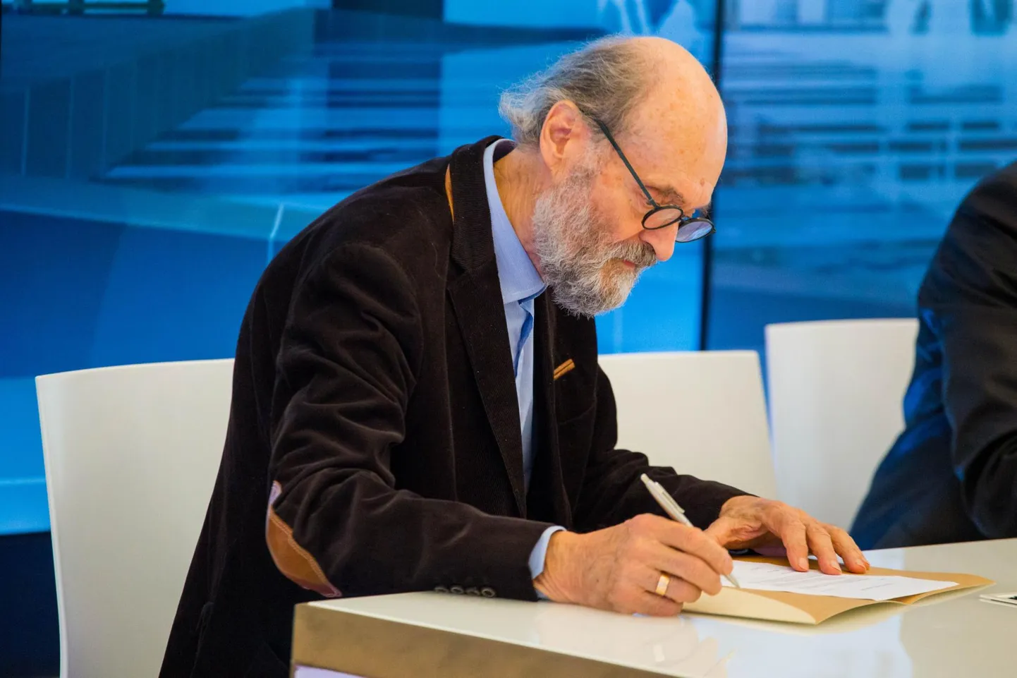 Arvo Pärt allkirjastamas lepingut, millega lubab Rakvere linnal oma nime tulevase muusikamaja puhul kasutada tasuta ja tähtajatult.
