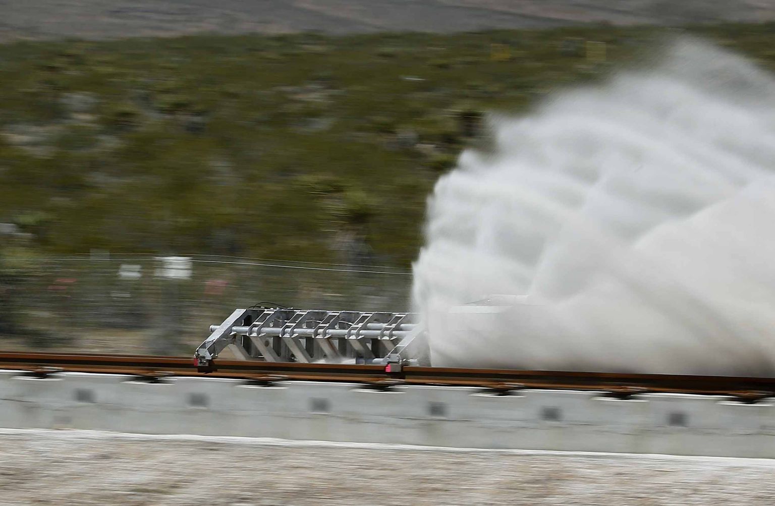 Möödunud nädalal testis Hyperloop One tehnoloogit, mis võib juba paari aasta pärast transpordiga inimesi kiirusel üle 1200 km/h. Pildil on näha testseadeldis pidurdamas pärast 1,1-sekundilist kiirendust saavutatud kiirust 190 km/h.