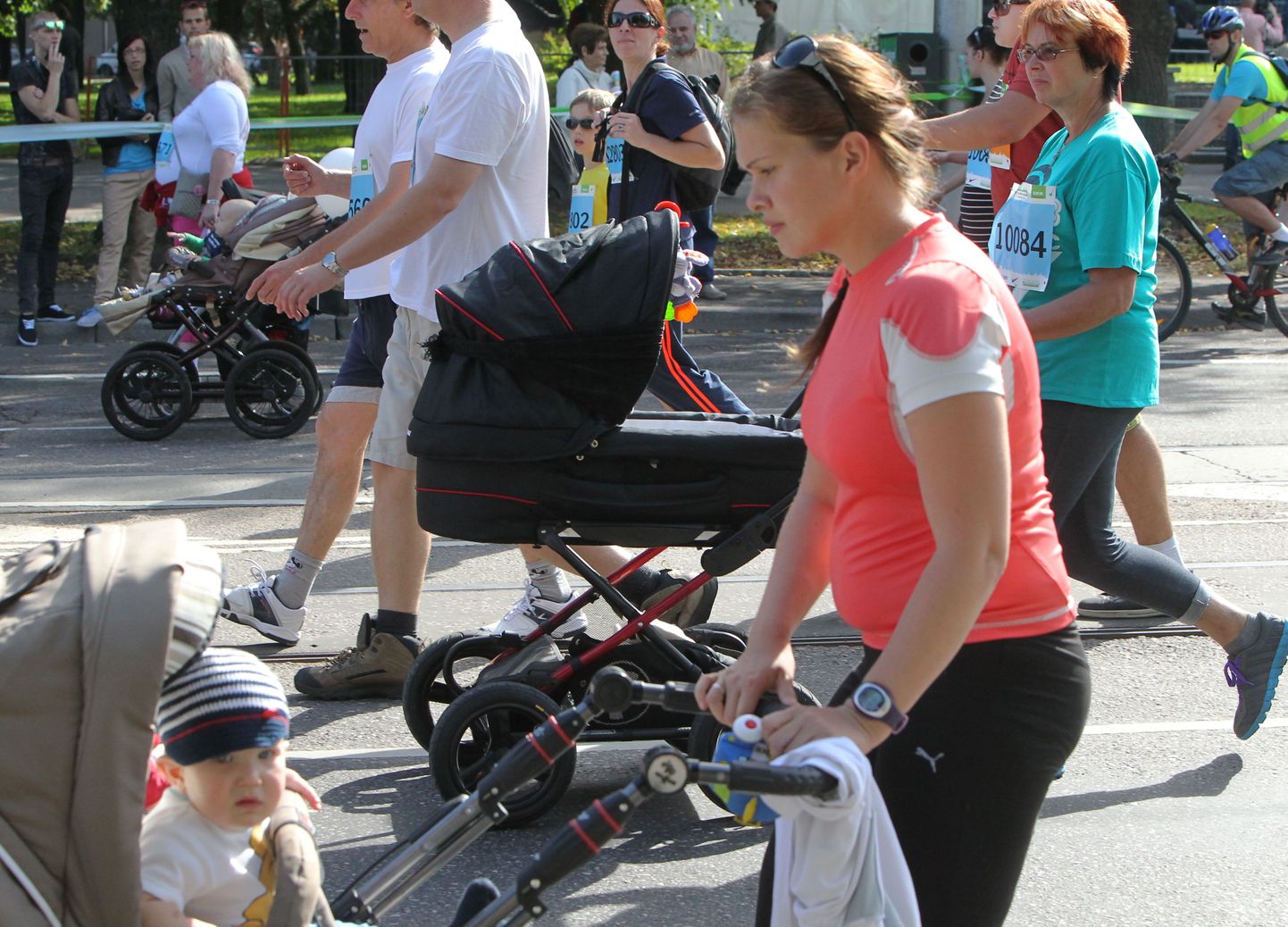 Родители с колясками во время марафона.