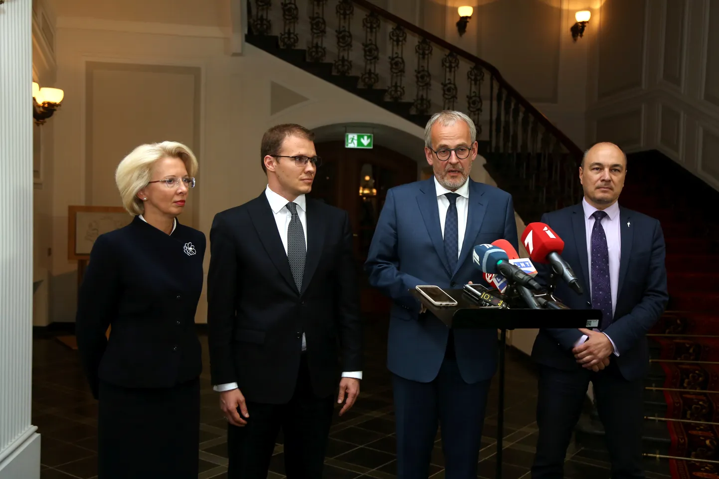 Представители ВЛ-ТБ/ДННЛ (справа налево) Имант Парадниекс, Роберт Зиле, Райвис Дзинтарс и Инара Мурниеце после встречи с президентом Латвии