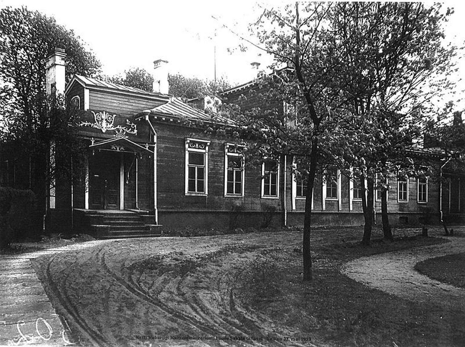 Südalinnas Kentmanni ja Sakala tänava nurgal asusid Eesti vabariigi algusaastatel välisministeeriumi ning   hiljem kohtuministeeriumi tööruumid.