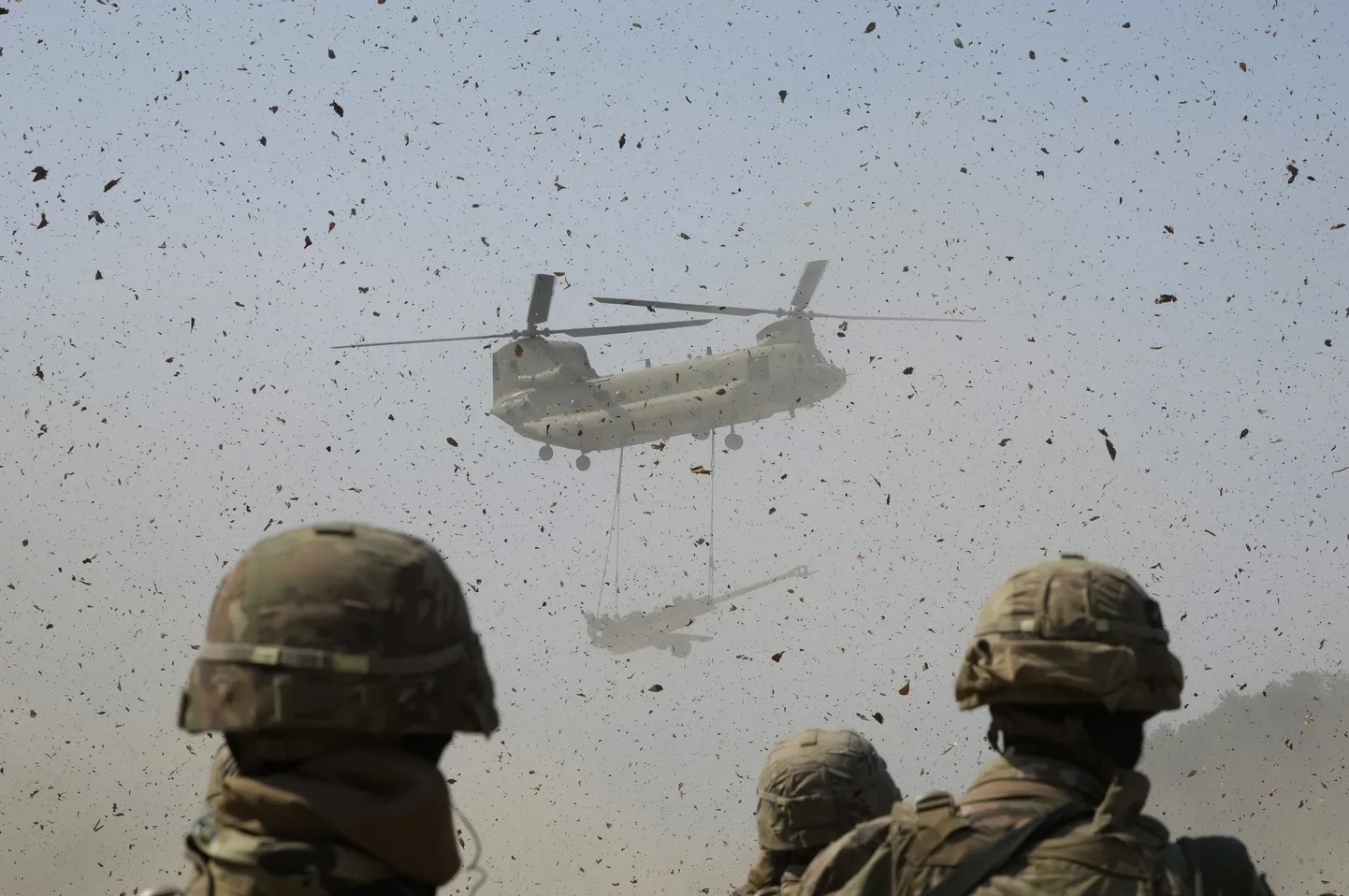 Helikopter CH-47 Chinook transportimas suurtükki M777 USA ja Lõuna-Korea ühisõppustel.