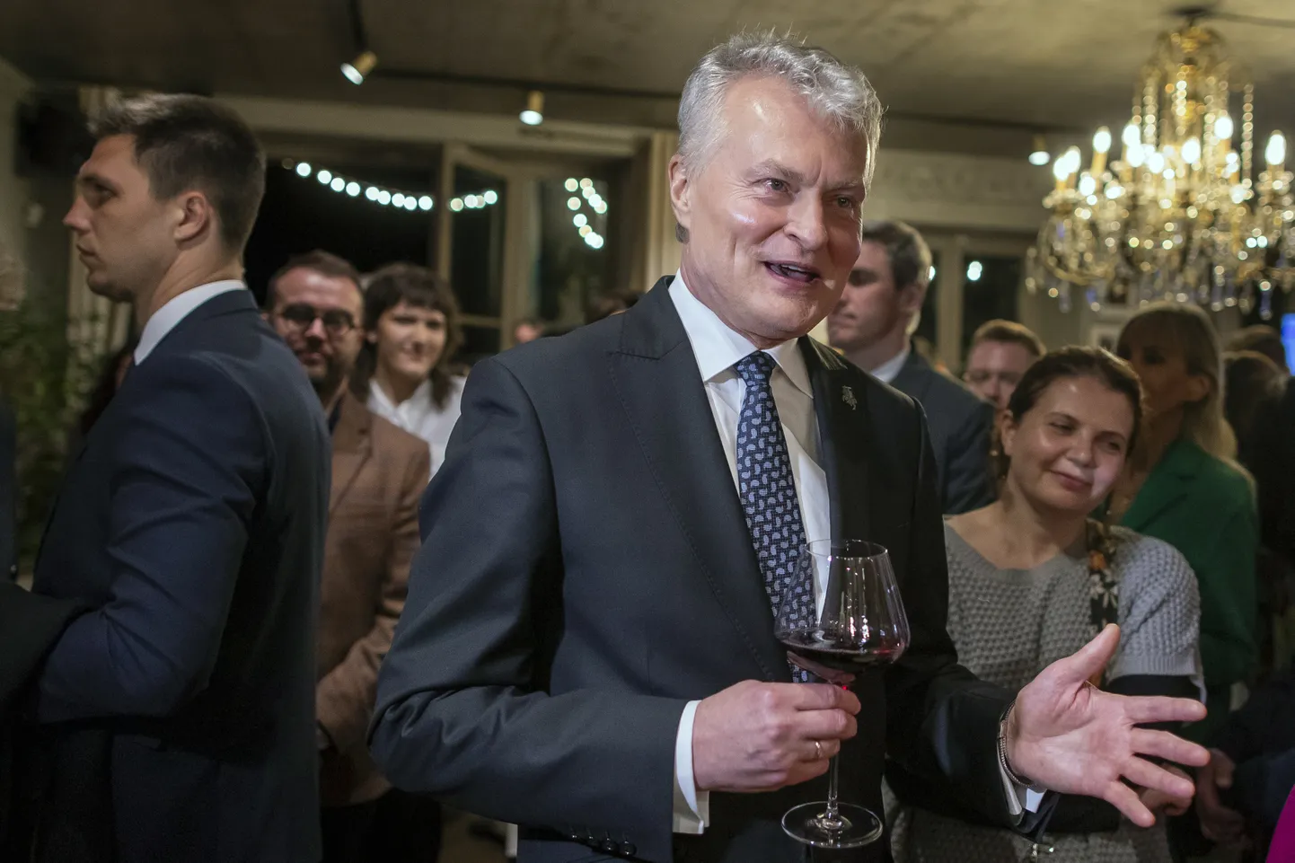 President Gitanas Nausėda rõõmustamas võidu üle esimeses voorus.