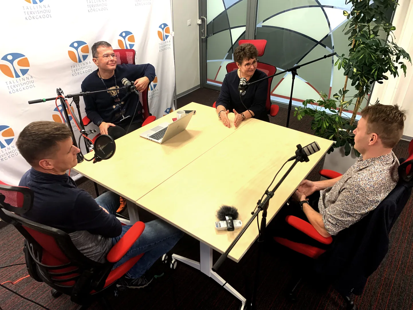 Mehed õenduses saate salvestus vasakult Tormi Kool, Aleksei Gaidajenko, Kristi Puusepp ja Aivar Koppas.